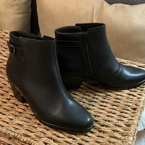 NWT Clarks leather ankle booties 10W